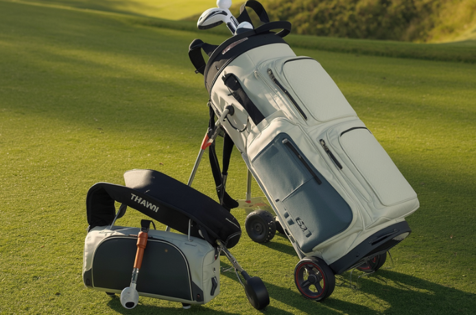 golfer-using-smart-golf-gear-while-traveling